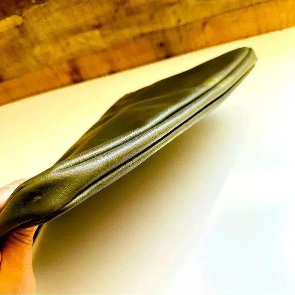 NWOT Matt & Nat 15" Vegan Laptop Case -
Vintage - Olive - Picture 9 of 9